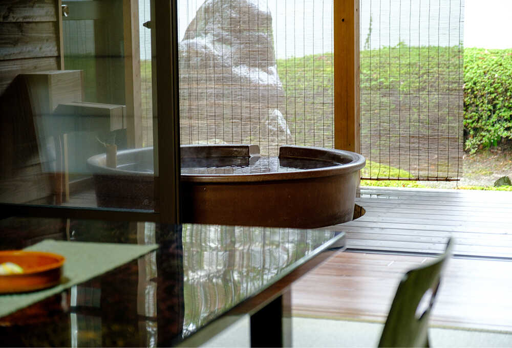 有戶外溫泉浴池的日西式客房